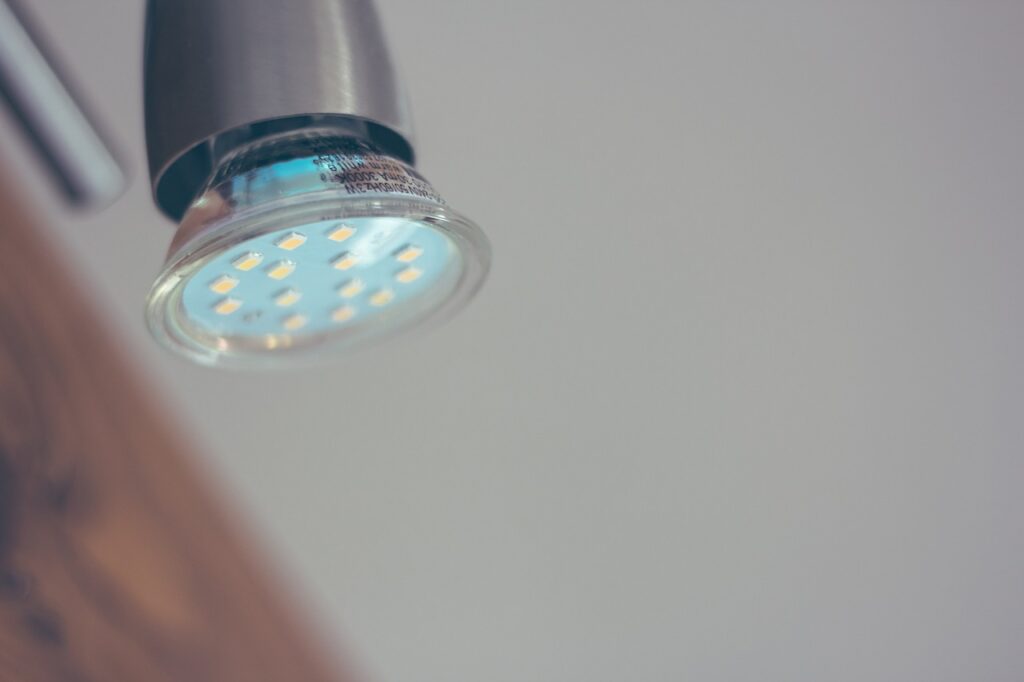 Jak wybrać sklep z oświetleniem LED odpowiedni dla potrzeb?